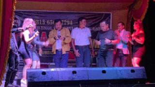 Heboh! Plt Bupati Kuansing Dan Anggota DPRD Jogetan Dengan Biduan Seksi Tanpa Prokes