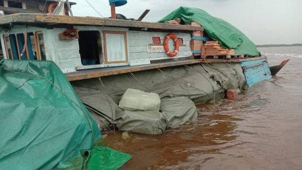 Kapal Bermuatan Sembako Karam di Perairan Tanjung Layang Siak
