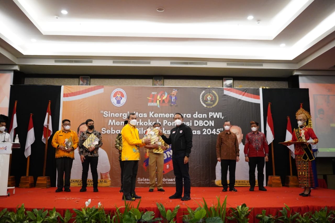 Gubernur Riau Terima Penghargaan dari PWI Pusat Sebagai Gubernur Inisiator Olahraga Tahun 2022 