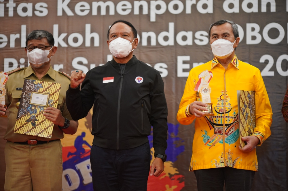 Terima Penghargaan dari PWI Pusat, Gubri Pakai Baju Batik Kuansing