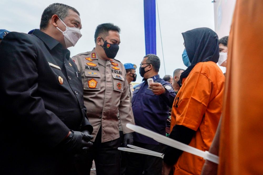 Ibu Tersangka Pengedar Narkoba Hampir Meneteskan Air Mata Saat Dinasehati Wagubri