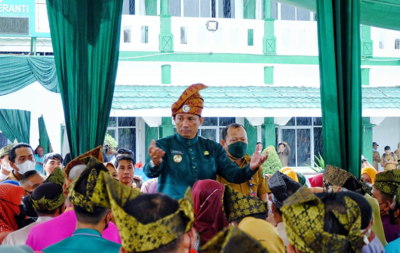 Berkah, Bupati Adil Lantik 205 Kepala Sekolah di Tengah Hujan Lebat