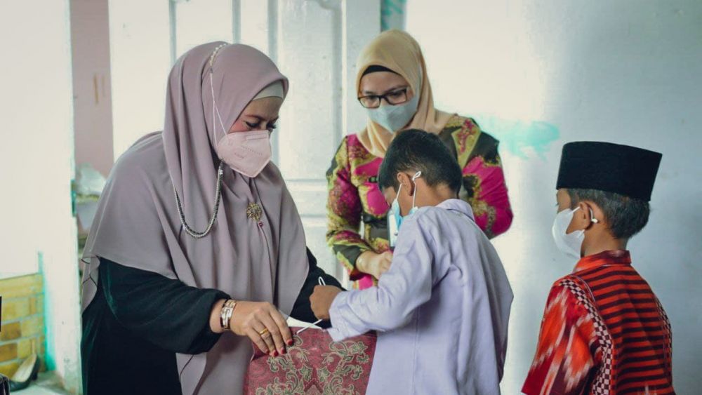 Jumat Berokah, DWP Riau Berikan Santukan Kepada Panti Asuhan