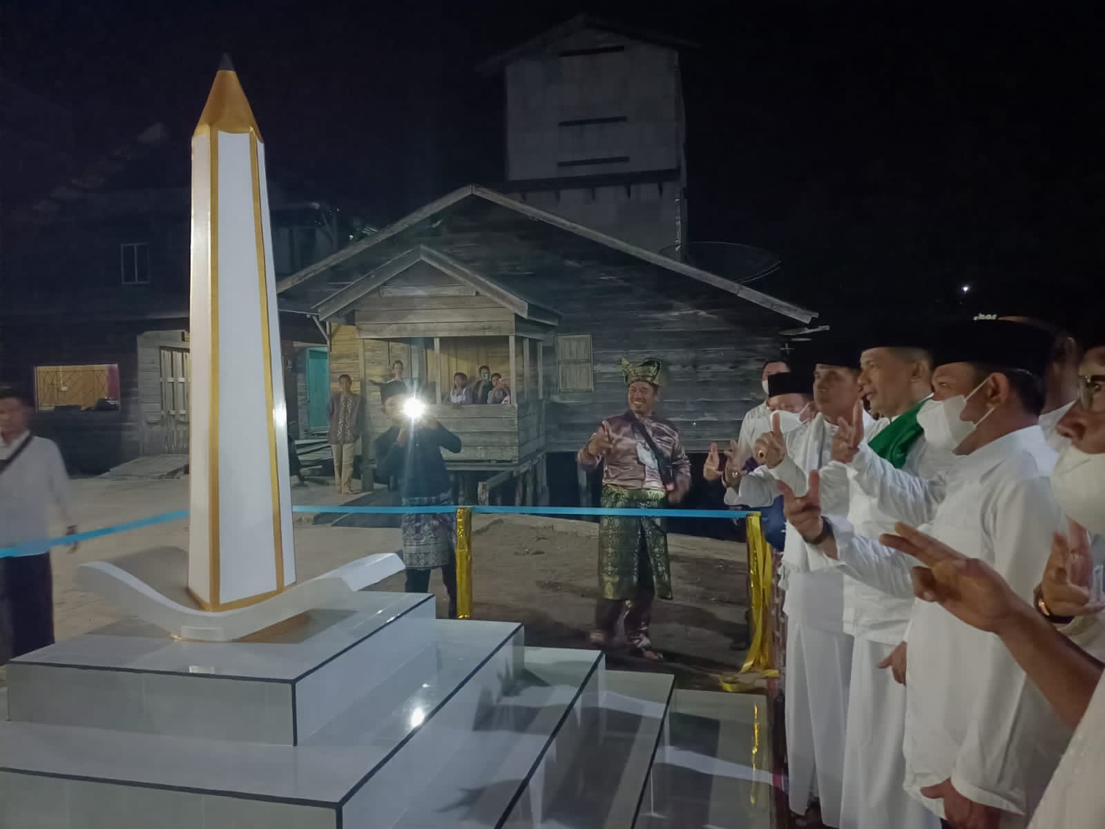 Resmikan Tugu Pensil, Bupati Adil: Ini Selaras dengan Visi Menjadikan Meranti Cerdas