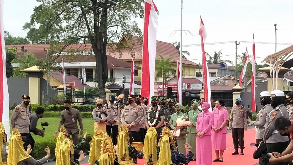 Upacara Farewell dan Welcome Parade Iringi Pisah Sambut Danrem 031/WB di Polda Riau