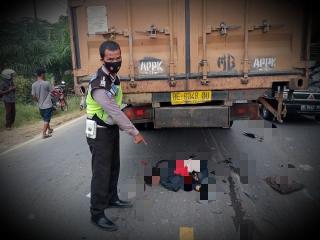 Ngeri! Motor Laga Kambing, Warga Pekanbaru Tewas Masuk Kolong Truk di Jalintim Pelalawan