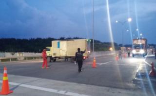 Tekan Kecelakaan, Petugas Tol Permai Halau Mobil Truk yang Lampunya Tak Menyala