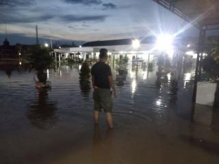 Hampir Seluruh Kota Tembilahan Dataran Rendah Digenangi Banjir Rob