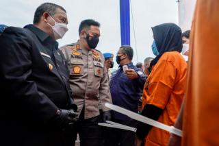Ibu Tersangka Pengedar Narkoba Hampir Meneteskan Air Mata Saat Dinasehati Wagubri