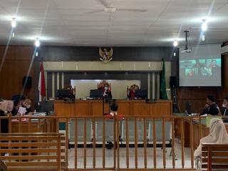 Tangan Diborgol, Terdakwa Dekan FISIP UNRI Nonaktif Syafri Harto Tertunduk di Ruang Sidang