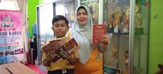 Bian Lio Serahkan Buku Cerpen Anak 