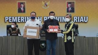 Gubernur Riau Serahkan Bantuan Obat-obatan Kepada Wali Kota Pekanbaru