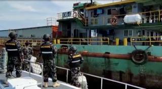 Kapal Pengawas Hiu 01 KKP Hentikan Penambangan Pasir di Pulau Rupat