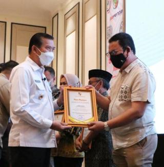 Taat Pajak Tepat Waktu, Herland Lembasy Terima Penghargaan Pembayaran Pajak Bumi dan Bangunan