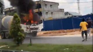 Mobil Truk Molen Terbakar di Jalan Yos Sudarso Pekanbaru
