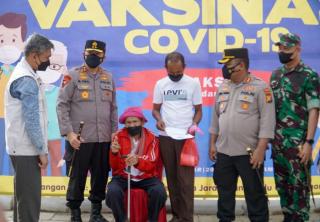 Keinginan Sendiri, Kakek 96 Tahun Warga Kampar Ikut Vaksinasi Covid-19