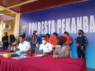 Pencuri Dan Penadah Puluhan Iphone 11 di Pekanbaru Dibekuk Polisi
