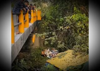 Mobil Box Terjun di Sungai Jalan Lintas Timur Pekanbaru