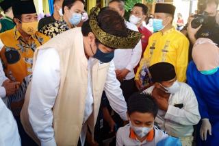 Menko Perekonomian Airlangga Pantau Vaksinasi Anak di SD 158 Pekanbaru