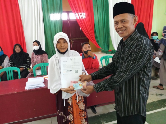 Camat Bandar Petalangan Serahkan Bantuan BPNT Pos Secara Simbolis 