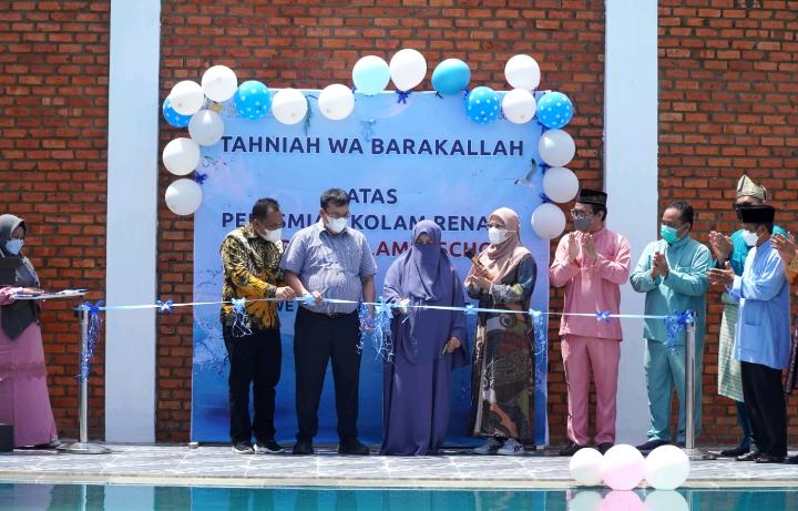 Resmikan Kolam Renang, Susiana Tabrani: Lulusan AIS harus Sehat, Kuat dan Pandai Berenang