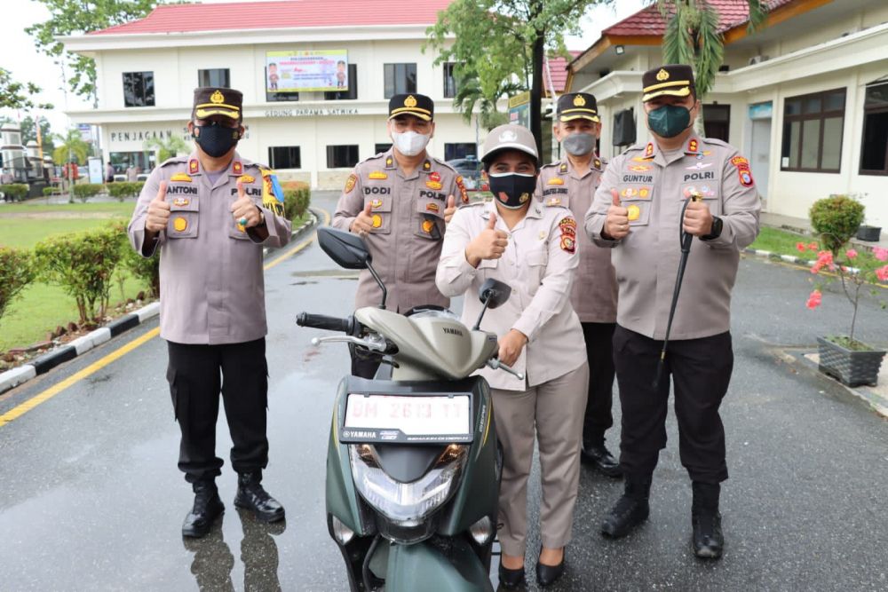 Gencar Menyosialisasikan Vaksinasi, Ibu Ini Dapat Hadiah Motor dari Kapolres Pelalawan