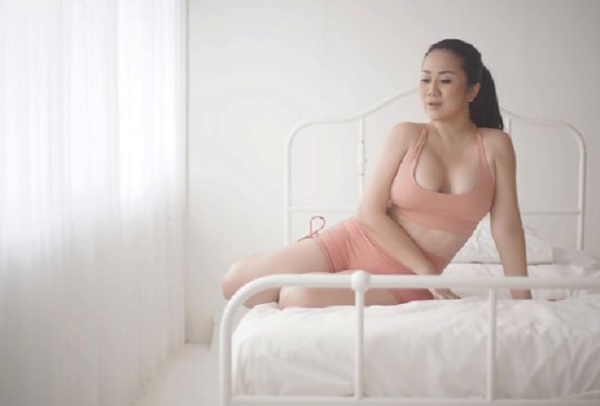 Lama Menghilang, Pose Tante Ernie di Ranjang Ini Langsung Jadi Sorotan
