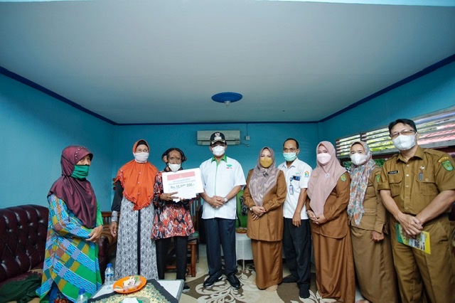 Bahagianya Rumayah Saat Bupati Inhil Datang Memberikan Bantuan