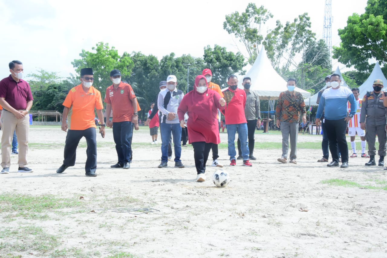 Tendang Bola, Bupati Kasmarni Buka Turnamen Sepakbola Desa Beringin