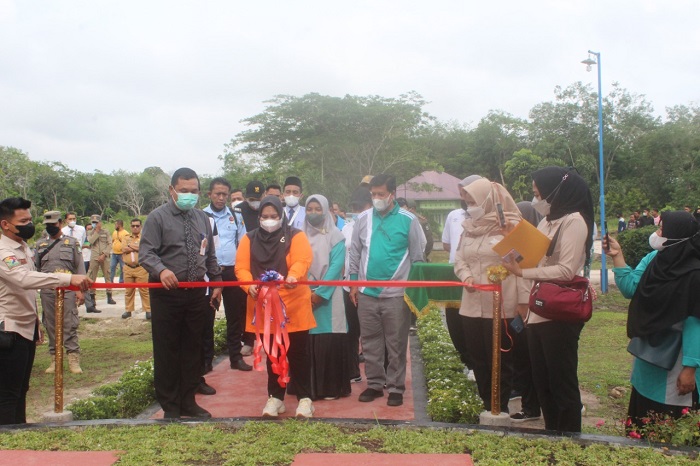 Bupati Kasmarni Resmikan Taman Al-Hijrah STIE Syari