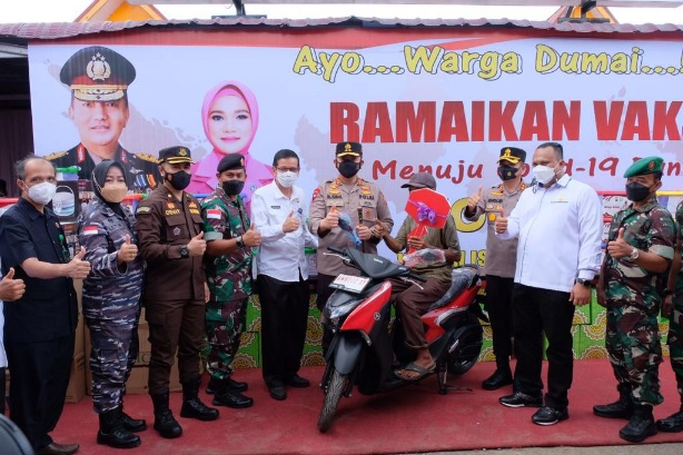 Lansia di Dumai Bergetar Dapat Hadiah Sepeda Motor Dari Kapolda Riau 