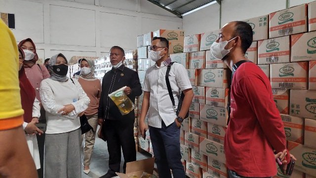 Komisi II DPRD Pekanbaru Temukan 2100 Stok Minyak Goreng Dalam Gudang 