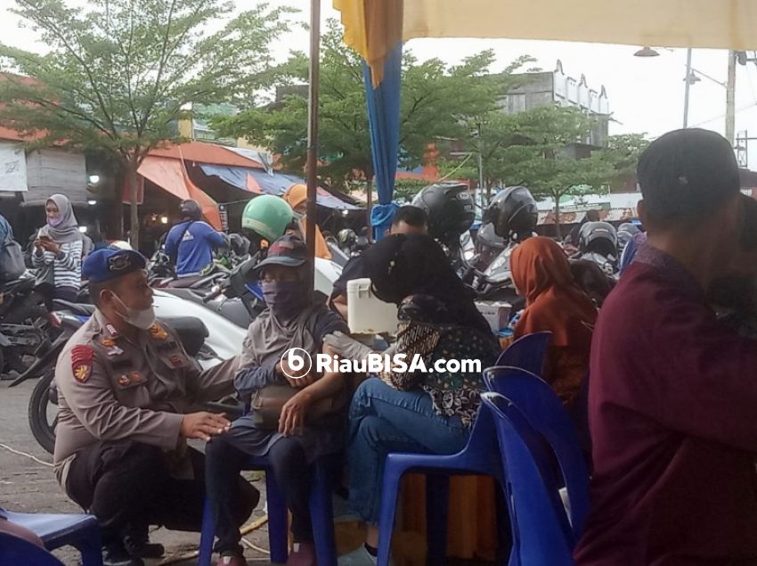 Jemput Bola, Ditpolairut Polda Riau Gelar Vaksinasi Sasar Keramaian di Pasar