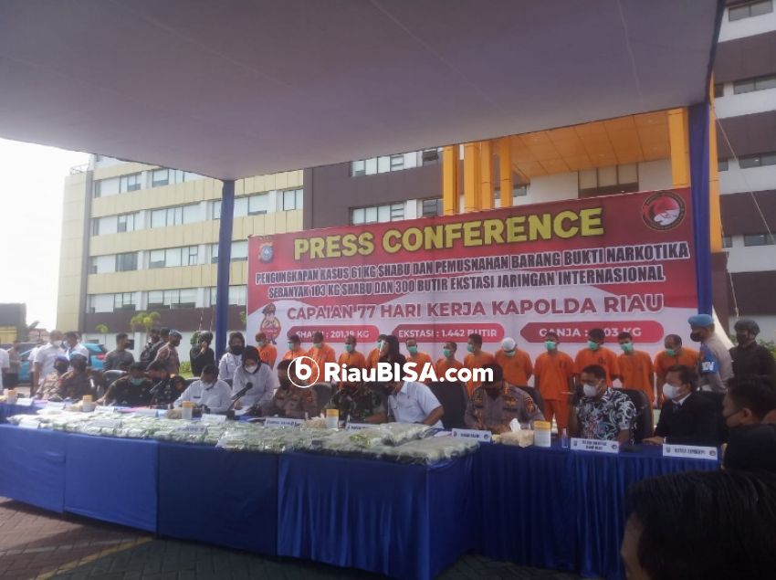 Polda Riau Tangkap 2 Tersangka, Sabu 56 Kilo Dibungkus Dalam Kemasan Teh Cina