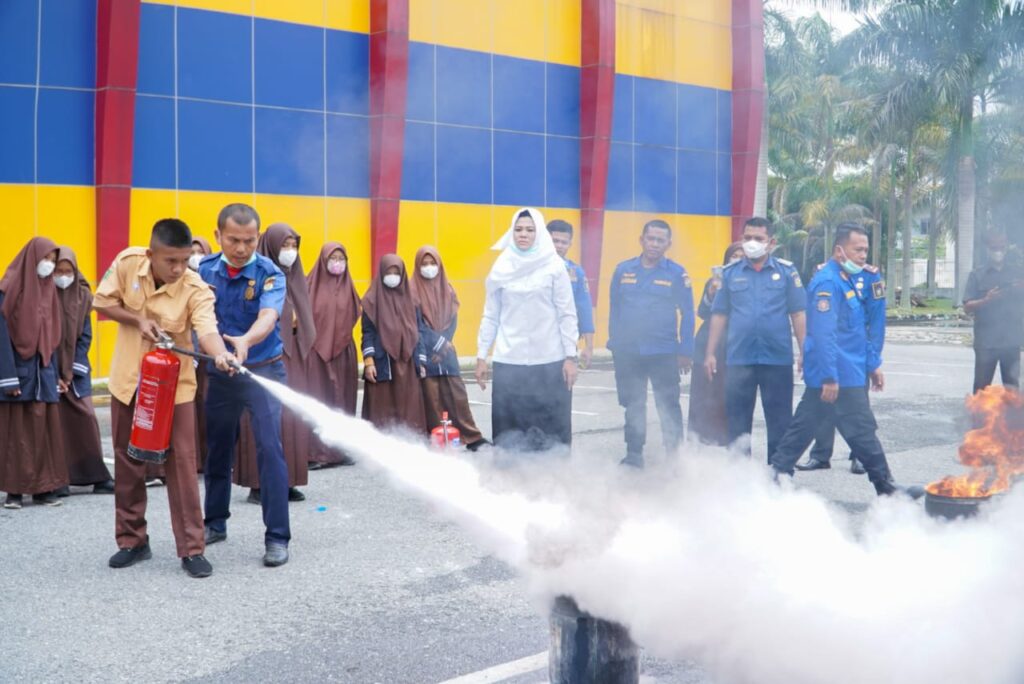 Damkar Kampar Lakukan Penyuluhan Penanggulangan Kebakaran di SMPN 1 Bangkinang