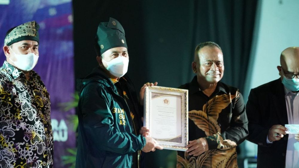 Gubernur Riau Dianugerahi Anggota Kehormatan PWI