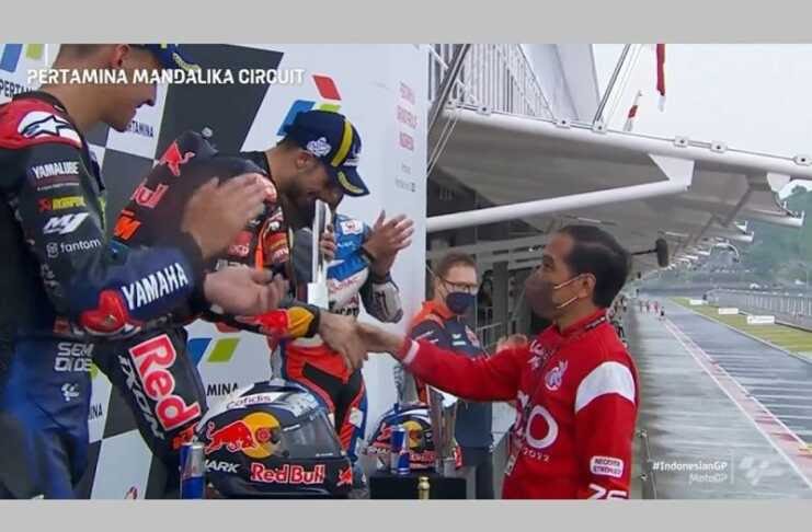 Pebalap MotoGP Mandalika Dapat Cenderamata Bumbu Khas Indonesia