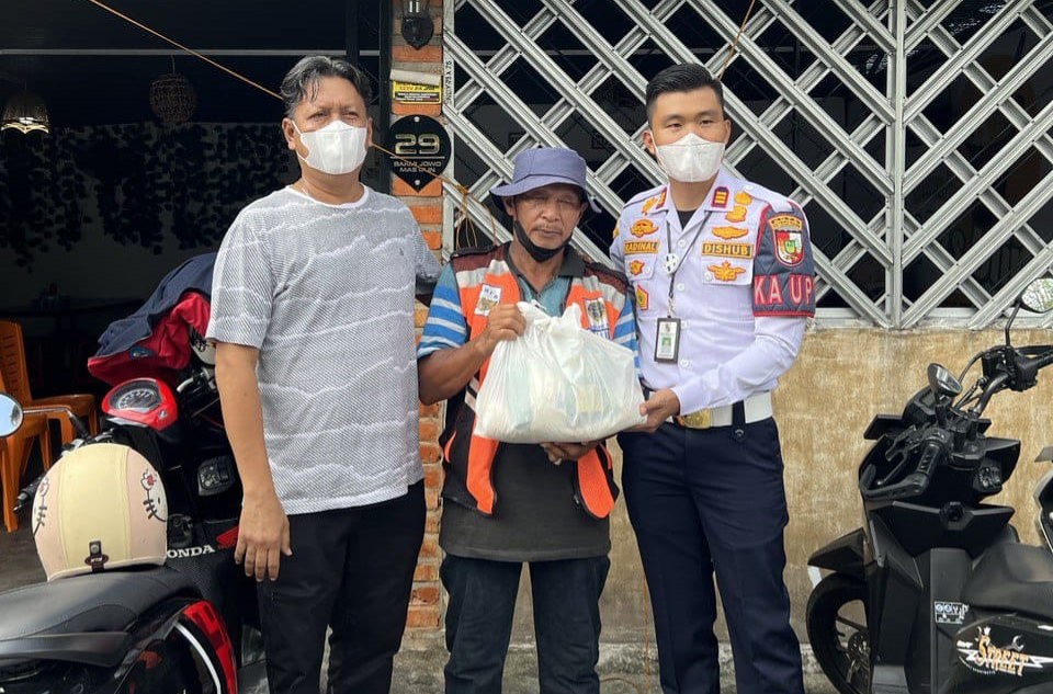 Dishub Pekanbaru Serahkan Sembako ke-35 Orang Juru Parkir
