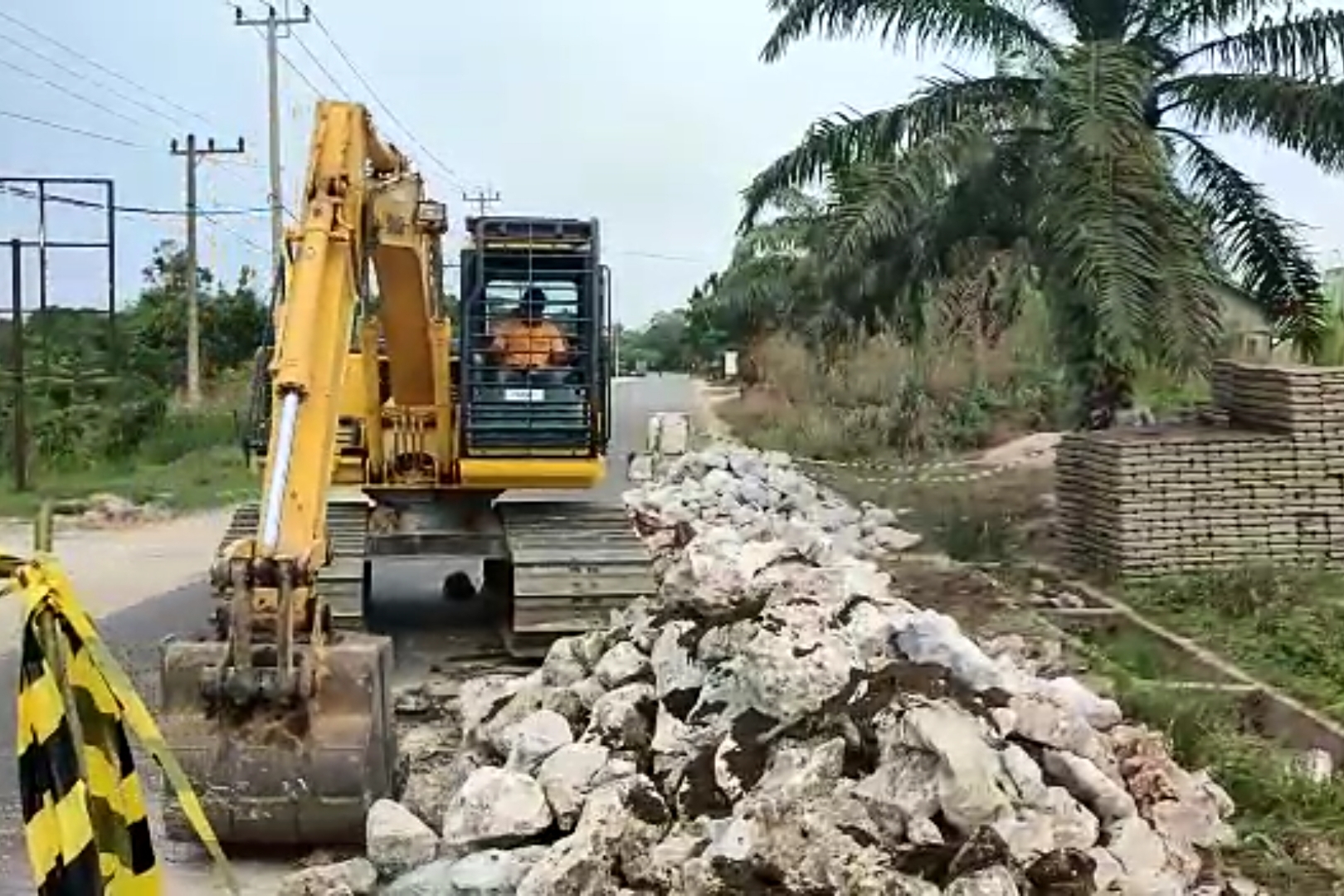 Ditargetkan Rampung Sebelum Lebaran, Pemprov Riau Gesa Perbaikan Ruas Jalan Cirenti-Air Molek