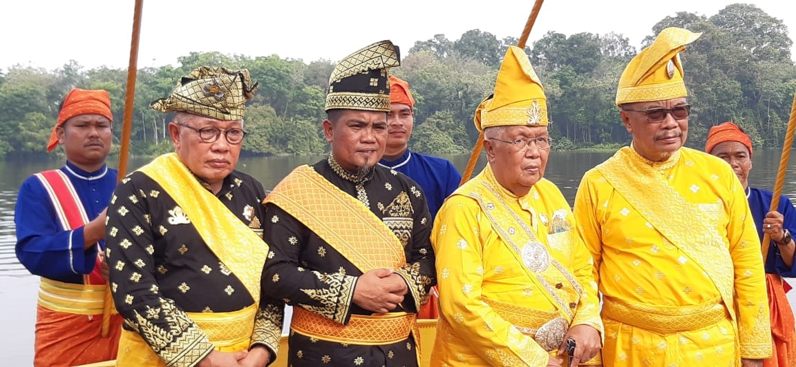 Bupati Hadiri Kegiatan Tahlil Beanyut di Kelurahan Pelalawan