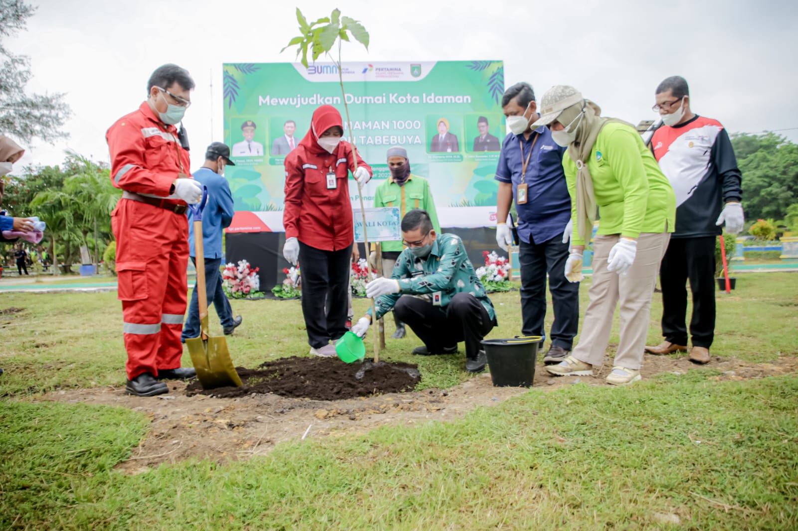 Bersama Pertamina RU II Dumai, Pemko Tanam Seribu Pohon Tabebuya