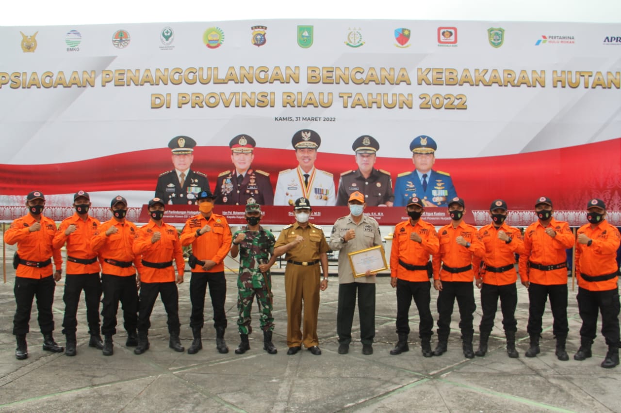 Bupati Wardan Terima Penghargaan Penanggulangan Karhutla di Riau Tahun 2021
