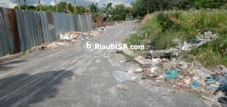 Sampah Menumpuk di Jalan Perintis Labuh Baru Timur Pekanbaru, DLHK Buang Badan