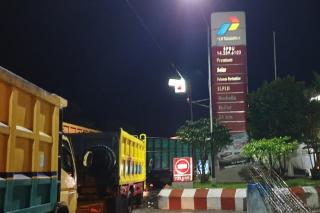 Antrean Panjang Terjadi di SPBU Perbatasan Riau-Sumut