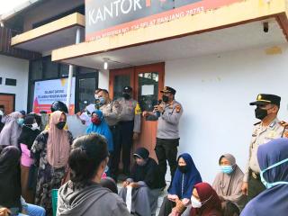 Penyaluran BSS di Kantor Pos Selatpanjang, Kapolres Imbau Vaksinasi dan Prokes