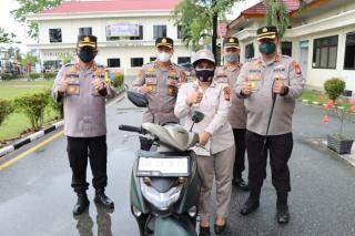 Gencar Menyosialisasikan Vaksinasi, Ibu Ini Dapat Hadiah Motor dari Kapolres Pelalawan