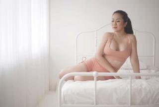 Lama Menghilang, Pose Tante Ernie di Ranjang Ini Langsung Jadi Sorotan