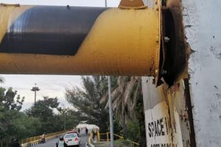 Terima Laporan Warga, Dinas PUPR PKPP Riau Bongkar Portal Jembatan Siak 1 yang Rusak