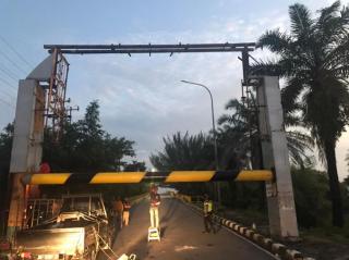 Diganti Baru, PUPR PKPP Pasang Kembali Besi Portal Jembatan Siak 1 