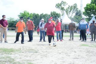 Tendang Bola, Bupati Kasmarni Buka Turnamen Sepakbola Desa Beringin